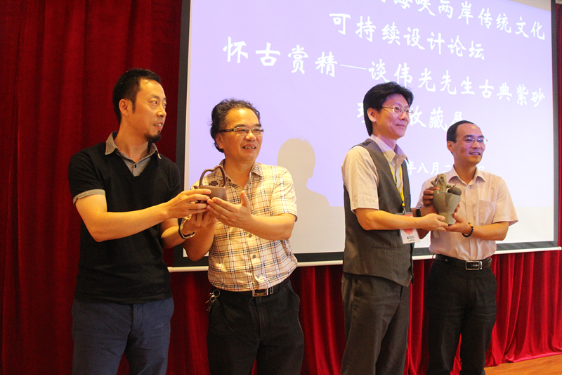 2014.8.25台湾高校代表向陶博馆捐赠陶艺作品。