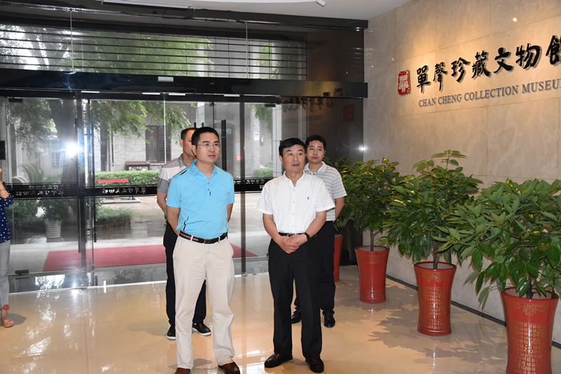 国台办新闻中心主任陈斌华来我馆参观指导 。