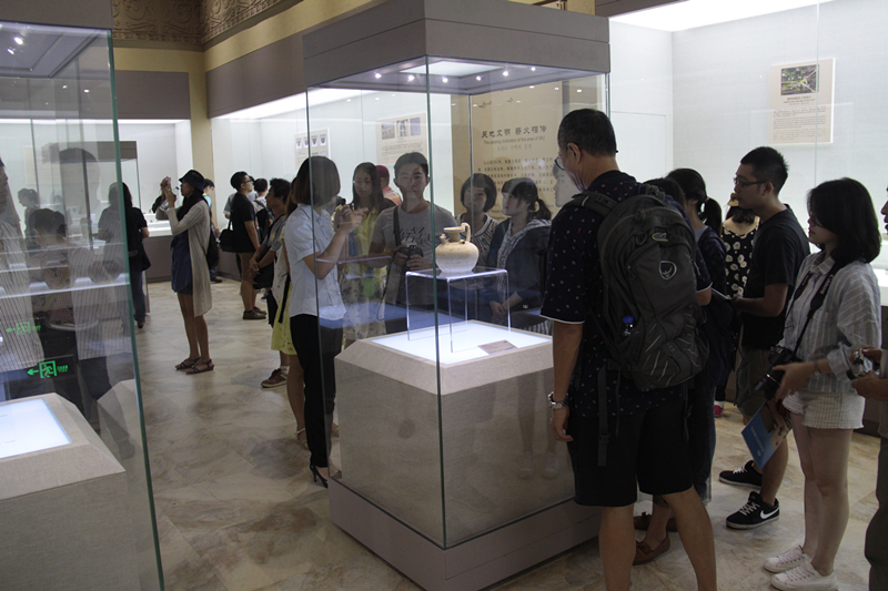 嘉宾参观无锡吴都阖闾城遗址博物馆。