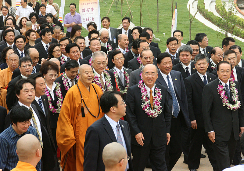 国民党主席吴伯雄回祖庭礼祖，受到热烈欢迎。